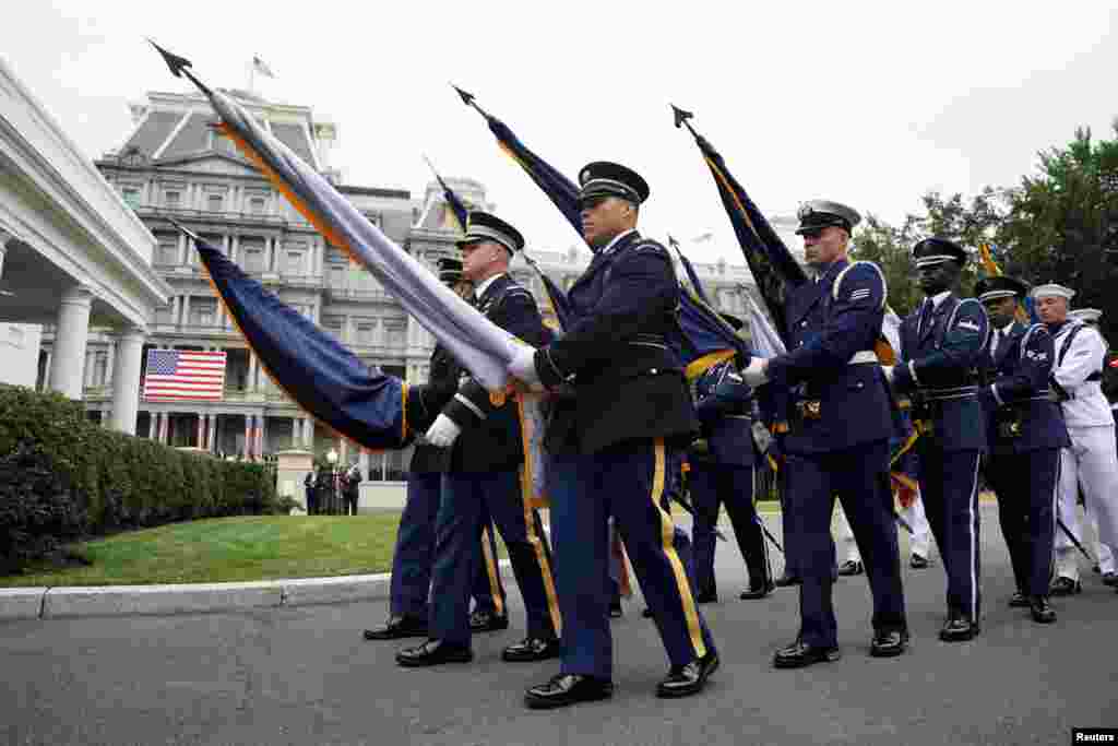 Перед прибуттям президента України Володимира Зеленського члени почесної варти Збройних сил США займають позиції