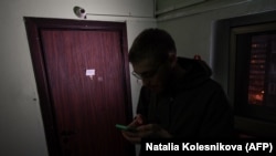 Nepoznata osoba ispred stana Alekseja Navaljnog