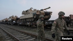Soldați americani, în apropierea unui tanc M1 Abrams, la baza Mihail Kogălniceanu, în februarie 2017