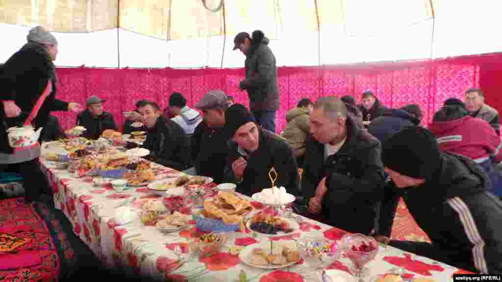 На поминках в память о жертвах Жанаозена. Аул Тенге Мангистауской области, 14 декабря 2013 года.