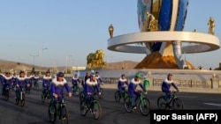 Türkmenistanda döwlet derejesinde geçirilýän köpçülikleýin welosipedli ýörişe gatnaşýan raýatlar (Arhiw suraty)