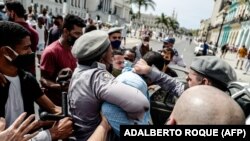 Hapšenje jednog od demonstranata, Havana 11. jula 2021.