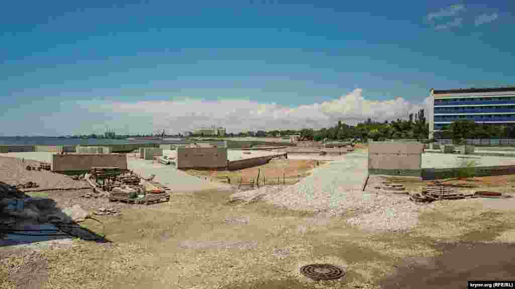 Saq gölüniñ yalısını endi üçünci yıldan berli tamir eteler. İş ketişatı bayağı sozulğan