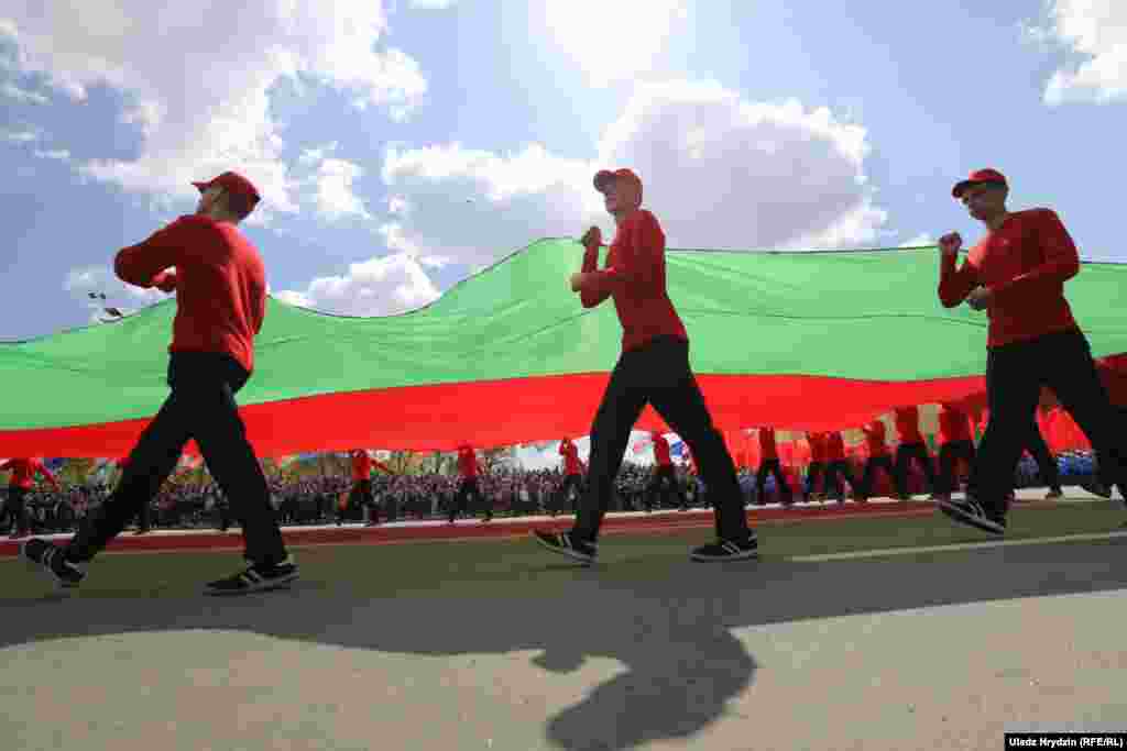 Лукашенко еще раз пояснил, почему не отменил парад: "Даже мысль об изменении традиции прославления подвига для нас неприемлема: потому что на нас смотрят глаза убитых солдат, замученных партизан и подпольщиков. Глаза детей Хатыни".&nbsp; 