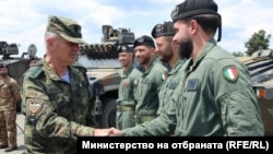 Președintele Comitetului Militar al NATO, amiralul Giuseppe Cavo Dragone, se întâlnește cu militarii din grupa multinațională de luptă staționată în Bulgaria, 15 iulie 2025.