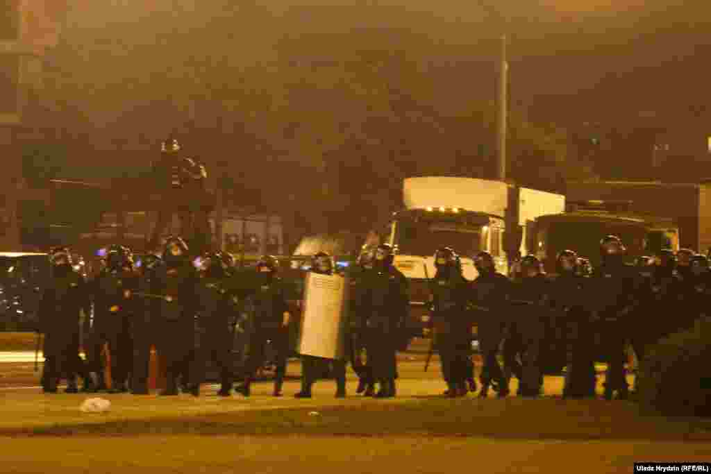 Қалқан ұстаған арнайы жасақ. "Белсат" телеарнасының тілшісі "Минскідегі жағдай соғысқа ұқсайды" деп хабарлады.