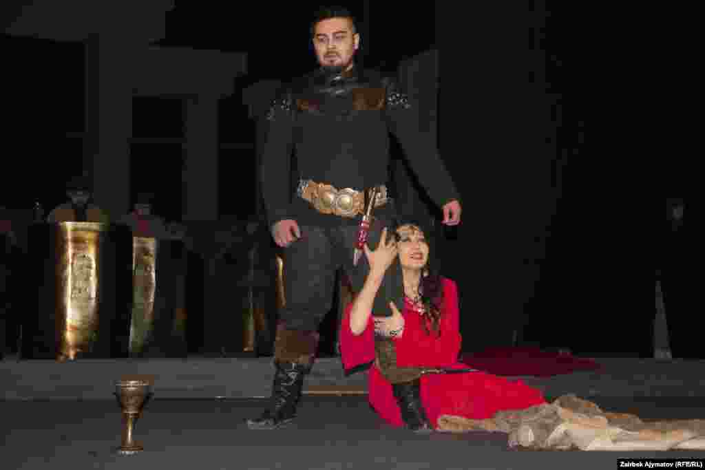 &nbsp;Драматург Султан Раев: "Бул тарыхый, татаал спектакль менен Кыргыз улуттук академиялык драма театры өзүнүн чыныгы дараметин көрсөттү" деп баа берди.&nbsp;