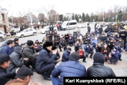 1986-жылкы "Желтоксон окуяларынын" курмандыктарына арналган эскерүү жөрөлгөсү маалында. Алматы ш. 16.12.2018.