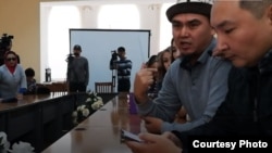 Өздөрүн мекенчилбиз деп атагандардын маданият, маалымат жана туризм министри менен жолугушуусу. (Сүрөт "Кактус медиа" сайтынын видеосунан алынды).