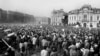 Decembrie 1989 - Oameni adunându-se în fața Comitetului Central al Partidului Comunist, de unde a fugit Nicolae Ceaușescu la 22 decembrie