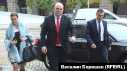 26 ноември 2019 г. Иван Гешев влиза в президенството, за да бъде официално назначен за главен прокурор след повторното си избиране на поста от ВСС