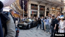 Журналисты у дворца Долмабахче, Стамбул, 16 мая 2025 года