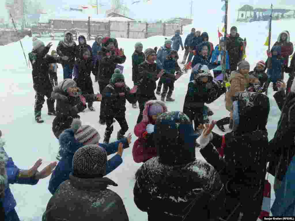 Окуучулар тартуулаган бий.