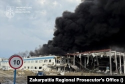 Дим се издига над фабриката на Флекстроникс, ударена от руска ракета в Мукачево, Закарпатска област, 21 август 2025 г.