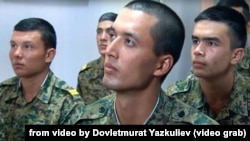 Омрузак Омаркулиев в военной форме (в центре) 