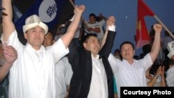 Депутаты-"атажуртовцы" на мероприятии в Оше, 23 июня 2013 года.