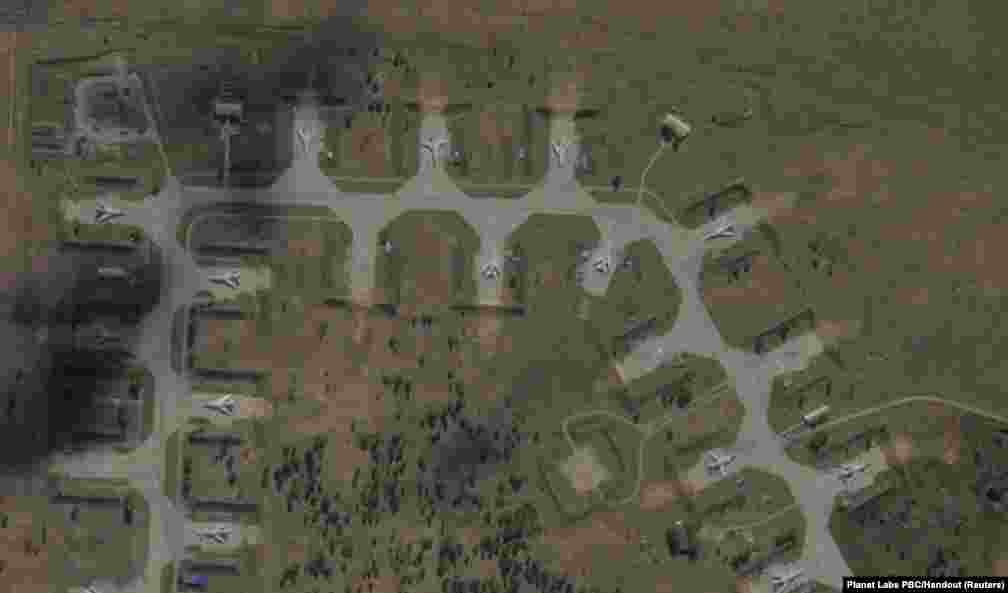 Sputnik suratlarynyň ýene biri Ukrainanyň pilotsyz uçar hüjüminden öň we soň Belaýa howa bazasyny görkezýär.