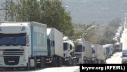 Вантажівки на кримській дорозі, архівне фото
