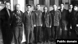 Аметхан Султан (сулдан бишенче) космонавтлар белән, Владимир Беляев һәм Алексей Леонов арасында