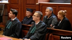 Volodimir Z. (în mijloc în al doilea rând) în sala de judecată din Varșovia, pe 17 octombrie 2025.