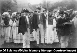 O ceremonie de nuntă imortalizată într-o gravură găsită în arhiva personală a lui Fedir Vovk.