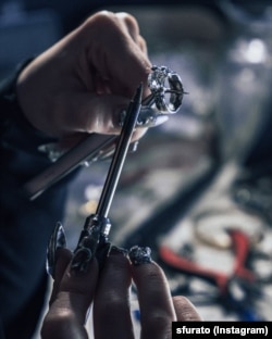 Мисткиня створює прикрасу