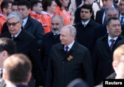 Орусиянын президенти Владимир Путин (ортодо), Казакстандын президенти Касым-Жомарт Токаев (солдо), Кыргызстандын президенти Садыр Жапаров жана Армениянын премьер-министри Никол Пашинян Жеңиш күнүнө арналган аскердик парадда. Москва, 2023-жыл, 9-май.