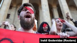 «Оккупация видна и одним глазом» – такой плакат можно увидеть в руках митингующих