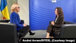 Roxana Mînzatu este comisar european pentru drepturi sociale și competențe, locuri de muncă de calitate și pregătire și vicepreședintă a Comisiei Europene.