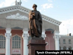 Кыргыз улуттук университетинин маңдайындагы Жусуп Баласагындын айкели. Бедизчи - Т.Садыков. Бишкек ш. 14.5.2015.