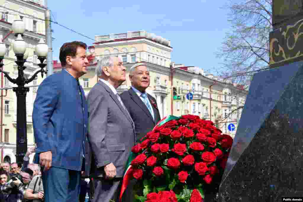 Миңтимер Шәймиев, Фәрит Мөхәммәтшин Казанда Габудлла Тукай һәйкәле янында