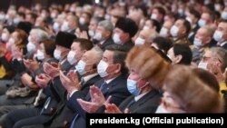 Садыр Жапаровдун ант берүү аземине мурдагы өлкө башчылар Сооронбай Жээнбеков менен Роза Отунбаева да катышты.