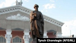 Ойчул, окумуштуу жана акын Жусуп Баласагындын айкели. 14.5.2015.