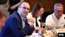 Мартин Димитров от ПП-ДБ и Йордан Цонев от ДПС-Пеевски по време на заседанието във вторник