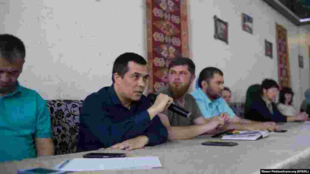 Er vaqıt kibi advokatlar ve imayeciler çıqış yaptı. Sürette Emil Kurtbedinov "Hizb ut-Tahrir davası"nıñ ekinci Aqmescit gruppası aqqında aytıp bere