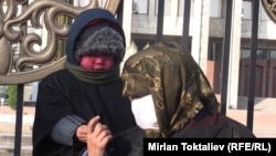 Акция родителей ВИЧ-инфицированных детей у стен парламента, Бишкек, 1 ноября 2011