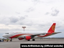 A-320 местной авиакомпании в аэропорту Бишкека.