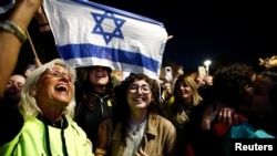 Барымтадагы үч жарандын бошотулушун Тель-Авивде жүздөгөн адамдар түз эфирде көрүп, кубаттап турушат, 19-январь 2025-жыл. 