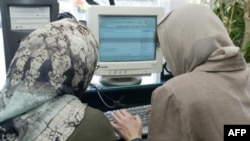 Интернет қарап отырған қыздар.   