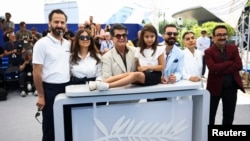 ჯაფარ ფანაჰი (ცენტრში) და ფილმის, „უბრალო ავარიის“ მსახიობები. კანის კინოფესტივალი, 21 მაისი, 2025.