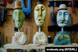 Гледачы скачак таксама рухомыя. Каб іх ажывіць, актор мусіць круціць ручку