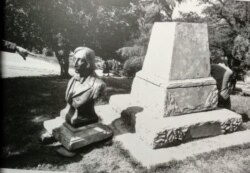 მოსაპარად გამზადებული ბიუსტი. გ. წიბახაშვილის წიგნიდან "ზამთარი გადატანილია"