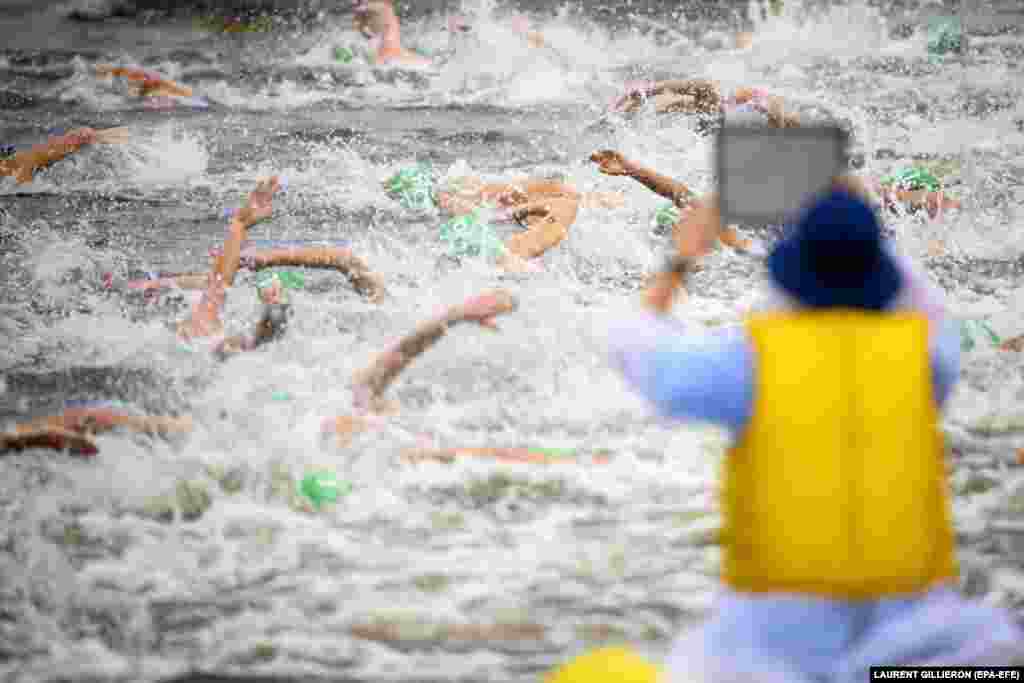 Суддя спостерігає за спортсменками під час індивідуальних змагань з тріатлону серед жінок на літніх Олімпійських іграх 2020 в Токіо. Японія, 27 липня 2021 року