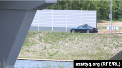 Полицейская машина, патрулирующая дорогу, которую в народе называют «специальной трассой президента». Астана, 10 июня 2025 года.
