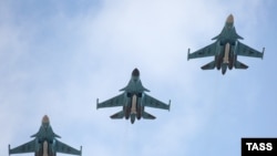 У Міноборони Британії зазначили, що останніми днями «Росія знову посилила тактичні авіаудари навколо плацдарму, проте на нижчому рівні, ніж до збиття літаків»