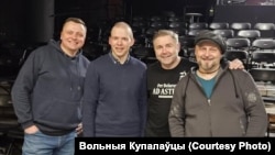 19 сьнежня вызвалены палітвязень Максім Знак наведаў паказ спэктакля «Зэкамерон», пастаўлены паводле ягонай кнігі «Вольнымі Купалаўцамі». На фота Сяргей Чуб, Максім Знак, Алег Гарбуз, Уладзімер Пугач.