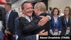 Președintele rus Vladimir Putin și fostul cancelar german Gerhard Schroeder, Moscova, 14 iunie 2018.