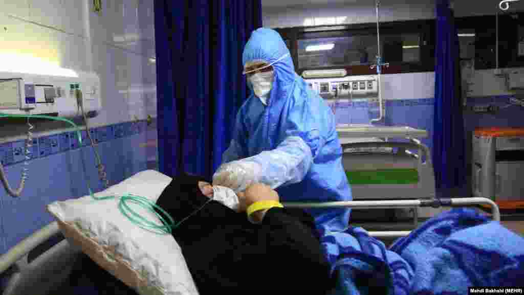 Ирандык дарыгер COVID-19 вирусун жугузуп алган бейтапты дарылап атат. Иранда коронавирусту жугузуп алгандардын саны ушу тапта 11 миңден, өлгөндөрдүн саны 500дөн ашты.&nbsp; &nbsp; 