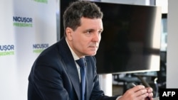 Nicușor Dan a câștigat al doilea mandat de primar al Bucureștiului în iunie 2024; a intrat în politică prin Uniunea Salvați România, de care s-a disociat în 2017, pe fondul disputelor interne, inclusiv din cauza vederilor mai la dreapta decât ale conducerii de atunci. 