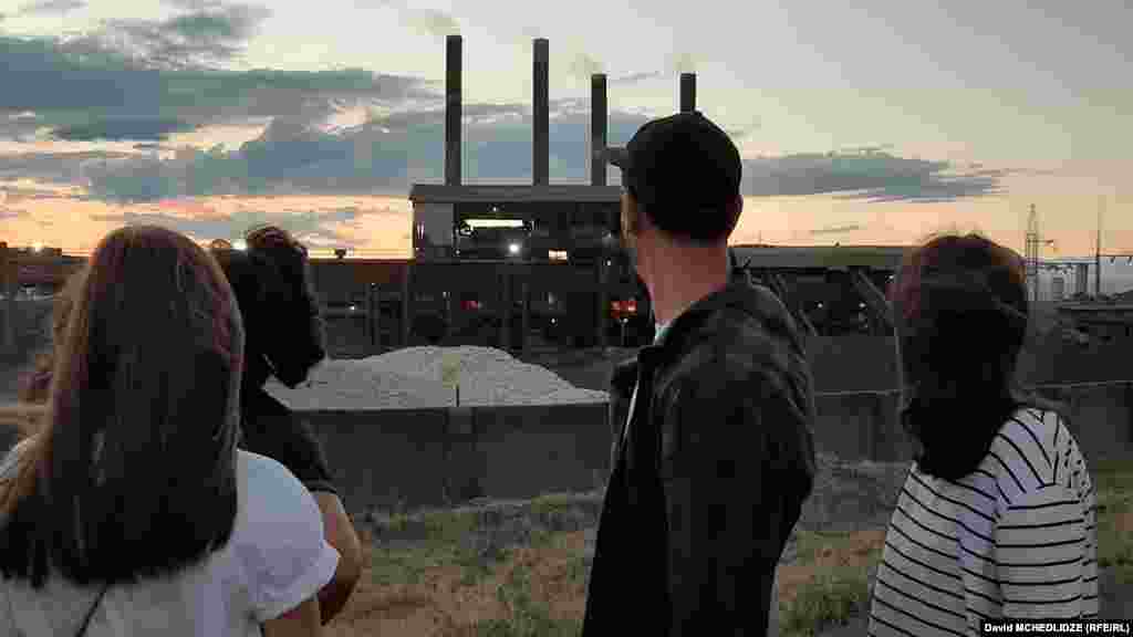 "გავიგუდეს" აქტივისტი ნიკოლოზ მუსერიძე და სტუდენტები&nbsp;&bdquo;რუსელოისის&ldquo; წინ, რომელიც სილიკომანგანუმს აწარმოებს.&nbsp;სოფელ თაზაქენდიდან მდებარეობს დაახლოებით 300-700 მეტრის მანძილზე.